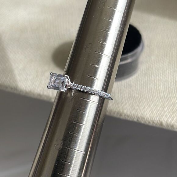 1.00CT Ring Emerald cut Rhodium Plated Cubic zirconia - Picture 4 of 5